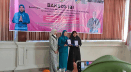 Ketua TP PKK Kota Sungai Penuh, Sri Kartini Alfin, menghadiri peringatan HUT IBI ke-75 di RS Melati yang dirangkai dengan Safari KB dan Pekan Imunisasi Dunia.