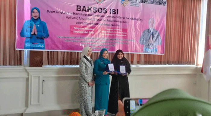 Ketua TP PKK Kota Sungai Penuh, Sri Kartini Alfin, menghadiri peringatan HUT IBI ke-75 di RS Melati yang dirangkai dengan Safari KB dan Pekan Imunisasi Dunia.