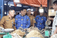 Sekda Kota Sungai Penuh, Alpian, turun langsung meninjau Pasar Tanjung Bajure bersama Tim Satgas Pasar dan mendengarkan berbagai keluhan pedagang terkait fasilitas pasar.