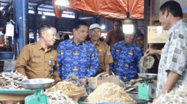Sekda Kota Sungai Penuh, Alpian, turun langsung meninjau Pasar Tanjung Bajure bersama Tim Satgas Pasar dan mendengarkan berbagai keluhan pedagang terkait fasilitas pasar.