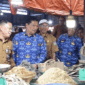 Sekda Kota Sungai Penuh, Alpian, turun langsung meninjau Pasar Tanjung Bajure bersama Tim Satgas Pasar dan mendengarkan berbagai keluhan pedagang terkait fasilitas pasar.