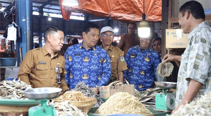 Sekda Kota Sungai Penuh, Alpian, turun langsung meninjau Pasar Tanjung Bajure bersama Tim Satgas Pasar dan mendengarkan berbagai keluhan pedagang terkait fasilitas pasar.
