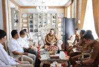 Wali Kota Sungai Penuh Alfin membahas rencana pelebaran Jalan Tapan yang melintasi kawasan TNKS serta pembentukan UPT baru bersama BB TNKS untuk mendukung konektivitas dan konservasi.