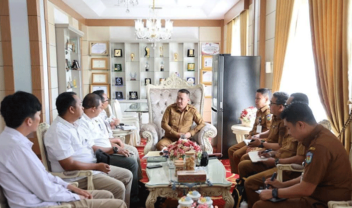 Wali Kota Sungai Penuh Alfin membahas rencana pelebaran Jalan Tapan yang melintasi kawasan TNKS serta pembentukan UPT baru bersama BB TNKS untuk mendukung konektivitas dan konservasi.