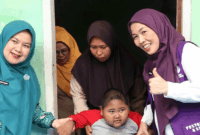 Ketua TP-PKK Kota Sungai Penuh Sri Kartini Alfin turun langsung ke Pondok Tinggi untuk menyalurkan bantuan dan mengedukasi masyarakat dalam upaya pencegahan stunting.