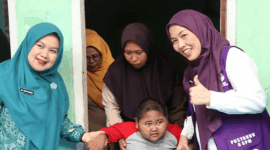 Ketua TP-PKK Kota Sungai Penuh Sri Kartini Alfin turun langsung ke Pondok Tinggi untuk menyalurkan bantuan dan mengedukasi masyarakat dalam upaya pencegahan stunting.