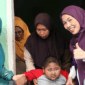 Ketua TP-PKK Kota Sungai Penuh Sri Kartini Alfin turun langsung ke Pondok Tinggi untuk menyalurkan bantuan dan mengedukasi masyarakat dalam upaya pencegahan stunting.