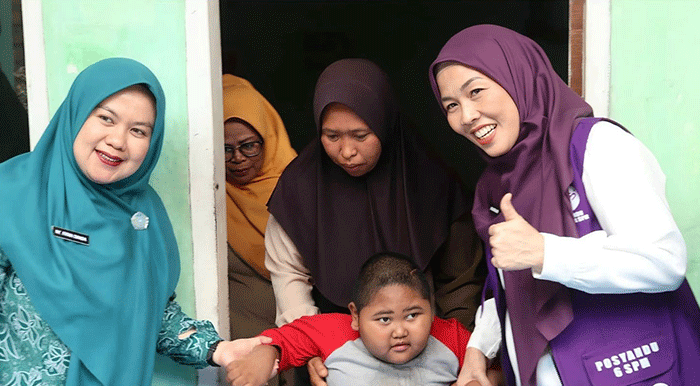 Ketua TP-PKK Kota Sungai Penuh Sri Kartini Alfin turun langsung ke Pondok Tinggi untuk menyalurkan bantuan dan mengedukasi masyarakat dalam upaya pencegahan stunting.