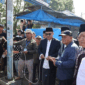 Wali Kota Alfin dan Wakil Wali Kota Azhar Hamzah menyerahkan sapi kurban bantuan Presiden RI berbobot lebih dari 800 kilogram ke Masjid Raya Sungai Penuh jelang Iduladha 1447 Hijriah.