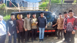 Wako Sungai Penuh Alfin menyerahkan bantuan ambulance untuk warga Desa Sungai Ning saat menghadiri doa bersama Idul Adha di Mushalla Al Hidayah.