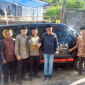 Wako Sungai Penuh Alfin menyerahkan bantuan ambulance untuk warga Desa Sungai Ning saat menghadiri doa bersama Idul Adha di Mushalla Al Hidayah.