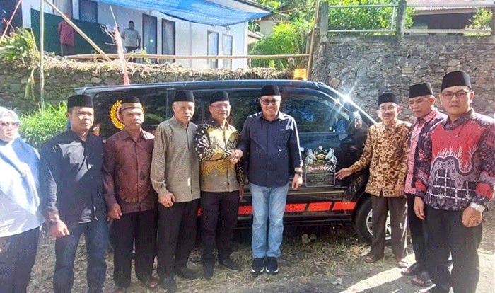 Wako Sungai Penuh Alfin menyerahkan bantuan ambulance untuk warga Desa Sungai Ning saat menghadiri doa bersama Idul Adha di Mushalla Al Hidayah.