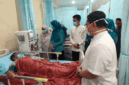 Ny. Sri Kartini Alfin mengunjungi pasien cuci darah di RSUD MH Thalib Kota Sungai Penuh. Kunjungan ini membawa bantuan dan semangat bagi pasien dan keluarga.
