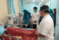 Ny. Sri Kartini Alfin mengunjungi pasien cuci darah di RSUD MH Thalib Kota Sungai Penuh. Kunjungan ini membawa bantuan dan semangat bagi pasien dan keluarga.