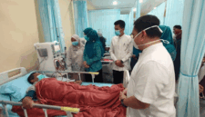 Ny. Sri Kartini Alfin mengunjungi pasien cuci darah di RSUD MH Thalib Kota Sungai Penuh. Kunjungan ini membawa bantuan dan semangat bagi pasien dan keluarga.