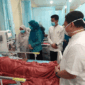 Ny. Sri Kartini Alfin mengunjungi pasien cuci darah di RSUD MH Thalib Kota Sungai Penuh. Kunjungan ini membawa bantuan dan semangat bagi pasien dan keluarga.