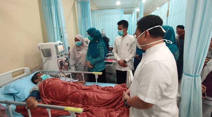 Ny. Sri Kartini Alfin mengunjungi pasien cuci darah di RSUD MH Thalib Kota Sungai Penuh. Kunjungan ini membawa bantuan dan semangat bagi pasien dan keluarga.