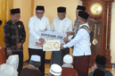 Wali Kota Alfin juga menyerahkan bantuan untuk Masjid Nurul Huda guna mendukung pembangunan dan meningkatkan kenyamanan masyarakat dalam beribadah