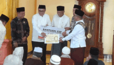 Wali Kota Alfin juga menyerahkan bantuan untuk Masjid Nurul Huda guna mendukung pembangunan dan meningkatkan kenyamanan masyarakat dalam beribadah