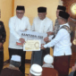Wali Kota Alfin juga menyerahkan bantuan untuk Masjid Nurul Huda guna mendukung pembangunan dan meningkatkan kenyamanan masyarakat dalam beribadah