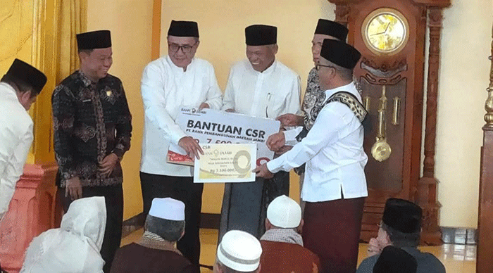 Wali Kota Alfin juga menyerahkan bantuan untuk Masjid Nurul Huda guna mendukung pembangunan dan meningkatkan kenyamanan masyarakat dalam beribadah