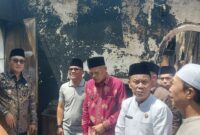 Wako Alfin,Wawako Azhar serta Sekda Alpian, berdialog dengan salah satu pemilik rumah  yang  terkena musibah kebakaran di Desa koto Tinggi kecamaran Sungai bungkal.