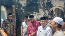 Wako Alfin,Wawako Azhar serta Sekda Alpian, berdialog dengan salah satu pemilik rumah  yang  terkena musibah kebakaran di Desa koto Tinggi kecamaran Sungai bungkal.