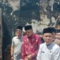 Wako Alfin,Wawako Azhar serta Sekda Alpian, berdialog dengan salah satu pemilik rumah  yang  terkena musibah kebakaran di Desa koto Tinggi kecamaran Sungai bungkal.