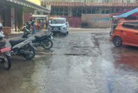 Kondisi drainase yang tersumbat di pusat Kota Sungai Penuh dikeluhkan warga dan pemilik toko karena menyebabkan air got meluap hingga menggenangi ruas jalan utama. Selain mengganggu aktivitas lalu lintas, limpahan air tersebut juga menimbulkan bau amis yang menyengat.