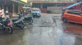 Kondisi drainase yang tersumbat di pusat Kota Sungai Penuh dikeluhkan warga dan pemilik toko karena menyebabkan air got meluap hingga menggenangi ruas jalan utama. Selain mengganggu aktivitas lalu lintas, limpahan air tersebut juga menimbulkan bau amis yang menyengat.