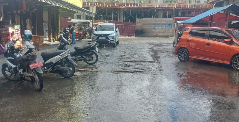 Kondisi drainase yang tersumbat di pusat Kota Sungai Penuh dikeluhkan warga dan pemilik toko karena menyebabkan air got meluap hingga menggenangi ruas jalan utama. Selain mengganggu aktivitas lalu lintas, limpahan air tersebut juga menimbulkan bau amis yang menyengat.