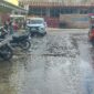 Kondisi drainase yang tersumbat di pusat Kota Sungai Penuh dikeluhkan warga dan pemilik toko karena menyebabkan air got meluap hingga menggenangi ruas jalan utama. Selain mengganggu aktivitas lalu lintas, limpahan air tersebut juga menimbulkan bau amis yang menyengat.