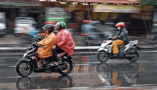 Ilustrasi pengendara motor saat hujan(KOMPAS.com/STANLY RAVEL)