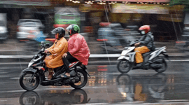 Ilustrasi pengendara motor saat hujan(KOMPAS.com/STANLY RAVEL)