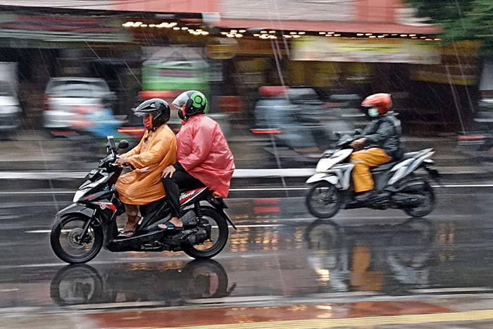Ilustrasi pengendara motor saat hujan(KOMPAS.com/STANLY RAVEL)