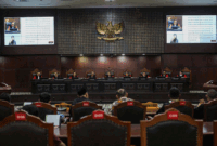 Ketua Mahkamah Konstitusi (MK) Suhartoyo (tengah) bersama Wakil Ketua Mahkamah Konstitusi Saldi Isra (keempat kiri), Anggota Majelis Hakim MK Arsul Sani (ketiga kanan), Arief Hidayat (keempat kanan), Ridwan Mansyur (ketiga kiri), Anwar Usman (kanan), Daniel Yusmic (kedua kanan), Guntur Hamzah (kiri), dan Enny Nurbaningsih (kedua kiri) memimpin sidang Perselisihan Hasil Pemilihan Umum (PHPU) Wali Kota Kota Palopo dan Bupati Kabupaten Mahakam Ulu Tahun 2024 di Mahkamah Konstitusi, Jakarta, Selasa (8/7/2025). Dalam sidang beragendakan pengucapan putusan atau ketetapan tersebut Mahkamah menyatakan permohonan para pemohon tidak dapat diterima. (ANTARA FOTO/Asprilla Dwi Adha