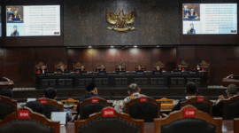Ketua Mahkamah Konstitusi (MK) Suhartoyo (tengah) bersama Wakil Ketua Mahkamah Konstitusi Saldi Isra (keempat kiri), Anggota Majelis Hakim MK Arsul Sani (ketiga kanan), Arief Hidayat (keempat kanan), Ridwan Mansyur (ketiga kiri), Anwar Usman (kanan), Daniel Yusmic (kedua kanan), Guntur Hamzah (kiri), dan Enny Nurbaningsih (kedua kiri) memimpin sidang Perselisihan Hasil Pemilihan Umum (PHPU) Wali Kota Kota Palopo dan Bupati Kabupaten Mahakam Ulu Tahun 2024 di Mahkamah Konstitusi, Jakarta, Selasa (8/7/2025). Dalam sidang beragendakan pengucapan putusan atau ketetapan tersebut Mahkamah menyatakan permohonan para pemohon tidak dapat diterima. (ANTARA FOTO/Asprilla Dwi Adha