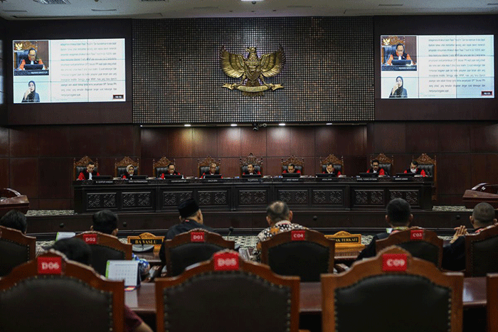Ketua Mahkamah Konstitusi (MK) Suhartoyo (tengah) bersama Wakil Ketua Mahkamah Konstitusi Saldi Isra (keempat kiri), Anggota Majelis Hakim MK Arsul Sani (ketiga kanan), Arief Hidayat (keempat kanan), Ridwan Mansyur (ketiga kiri), Anwar Usman (kanan), Daniel Yusmic (kedua kanan), Guntur Hamzah (kiri), dan Enny Nurbaningsih (kedua kiri) memimpin sidang Perselisihan Hasil Pemilihan Umum (PHPU) Wali Kota Kota Palopo dan Bupati Kabupaten Mahakam Ulu Tahun 2024 di Mahkamah Konstitusi, Jakarta, Selasa (8/7/2025). Dalam sidang beragendakan pengucapan putusan atau ketetapan tersebut Mahkamah menyatakan permohonan para pemohon tidak dapat diterima. (ANTARA FOTO/Asprilla Dwi Adha