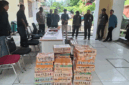 Kapolres Muaro Jambi,  AKBP Heri Supriawan, memaparkan kronologi penangkapan dua pelaku penyelundupan satwa dilindungin dan narkoba via Muaro Jambi, Kamis (30/4/2026). Barang bukti kasus tersebut 446 ekor burung berbagai jenis, serta 294,19 gram sabu-sabu dan 192 butir ekstasi. 