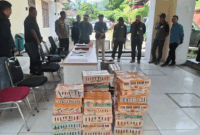 Kapolres Muaro Jambi,  AKBP Heri Supriawan, memaparkan kronologi penangkapan dua pelaku penyelundupan satwa dilindungin dan narkoba via Muaro Jambi, Kamis (30/4/2026). Barang bukti kasus tersebut 446 ekor burung berbagai jenis, serta 294,19 gram sabu-sabu dan 192 butir ekstasi. 