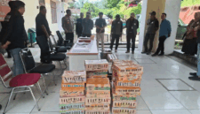 Kapolres Muaro Jambi,  AKBP Heri Supriawan, memaparkan kronologi penangkapan dua pelaku penyelundupan satwa dilindungin dan narkoba via Muaro Jambi, Kamis (30/4/2026). Barang bukti kasus tersebut 446 ekor burung berbagai jenis, serta 294,19 gram sabu-sabu dan 192 butir ekstasi. 