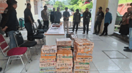Kapolres Muaro Jambi,  AKBP Heri Supriawan, memaparkan kronologi penangkapan dua pelaku penyelundupan satwa dilindungin dan narkoba via Muaro Jambi, Kamis (30/4/2026). Barang bukti kasus tersebut 446 ekor burung berbagai jenis, serta 294,19 gram sabu-sabu dan 192 butir ekstasi. 