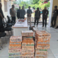 Kapolres Muaro Jambi,  AKBP Heri Supriawan, memaparkan kronologi penangkapan dua pelaku penyelundupan satwa dilindungin dan narkoba via Muaro Jambi, Kamis (30/4/2026). Barang bukti kasus tersebut 446 ekor burung berbagai jenis, serta 294,19 gram sabu-sabu dan 192 butir ekstasi. 