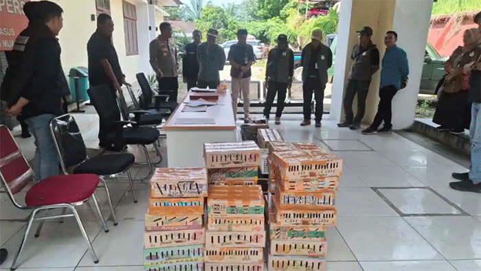 Kapolres Muaro Jambi,  AKBP Heri Supriawan, memaparkan kronologi penangkapan dua pelaku penyelundupan satwa dilindungin dan narkoba via Muaro Jambi, Kamis (30/4/2026). Barang bukti kasus tersebut 446 ekor burung berbagai jenis, serta 294,19 gram sabu-sabu dan 192 butir ekstasi. 