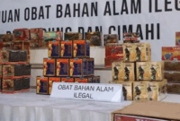 Petugas BPOM menunjukkan barang bukti obat bahan alam ilegal senilai Rp8,1 miliar hasil penindakan di wilayah Bandung dan Cimahi, Jawa Barat, Oktober 2024. Pada Mei 2026, otoritas pengawas juga menemukan peredaran 22 merek jamu tradisional berbahaya yang terbukti dicampur zat kimia keras yang bisa memicu stroke hingga gagal ginjal. 