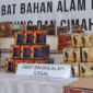 Petugas BPOM menunjukkan barang bukti obat bahan alam ilegal senilai Rp8,1 miliar hasil penindakan di wilayah Bandung dan Cimahi, Jawa Barat, Oktober 2024. Pada Mei 2026, otoritas pengawas juga menemukan peredaran 22 merek jamu tradisional berbahaya yang terbukti dicampur zat kimia keras yang bisa memicu stroke hingga gagal ginjal. 