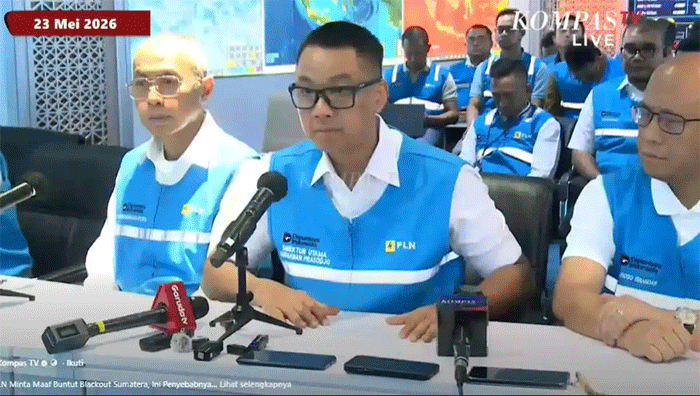 Direktur Utama (Dirut) PLN Darmawan Prasodjo dalam konferensi pers di Jakarta, Sabtu (23/5/2026). Darmawan Prasodjo mengungkapkan indikasi awal penyebab terjadinya gangguan sistem kelistrikan yang mengakibatkan listrik padam atau blackout di sebagian Sumatera sejak Jumat (22/5/2026) malam. 
