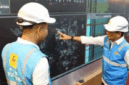 General Manager PLN UID Riau dan Kepulauan Riau, Didik Wicaksono (kanan), berkoordinasi dengan Manajer PLN UP2D Riau, Andi Setiawan (kiri) di ruang Riau Command Center (RCC) PLN UP2D Riau, Pekanbaru. Insiden mati lampu massal atau blackout yang melumpuhkan sebagian besar Pulau Sumatera, termasuk Provinsi Jambi sejak Jumat (22/5/2026) malam menyisakan pertanyaan besar di benak publik mengenai lambatnya proses pemulihan.  