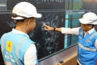 General Manager PLN UID Riau dan Kepulauan Riau, Didik Wicaksono (kanan), berkoordinasi dengan Manajer PLN UP2D Riau, Andi Setiawan (kiri) di ruang Riau Command Center (RCC) PLN UP2D Riau, Pekanbaru. Insiden mati lampu massal atau blackout yang melumpuhkan sebagian besar Pulau Sumatera, termasuk Provinsi Jambi sejak Jumat (22/5/2026) malam menyisakan pertanyaan besar di benak publik mengenai lambatnya proses pemulihan.