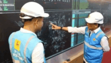 General Manager PLN UID Riau dan Kepulauan Riau, Didik Wicaksono (kanan), berkoordinasi dengan Manajer PLN UP2D Riau, Andi Setiawan (kiri) di ruang Riau Command Center (RCC) PLN UP2D Riau, Pekanbaru. Insiden mati lampu massal atau blackout yang melumpuhkan sebagian besar Pulau Sumatera, termasuk Provinsi Jambi sejak Jumat (22/5/2026) malam menyisakan pertanyaan besar di benak publik mengenai lambatnya proses pemulihan.